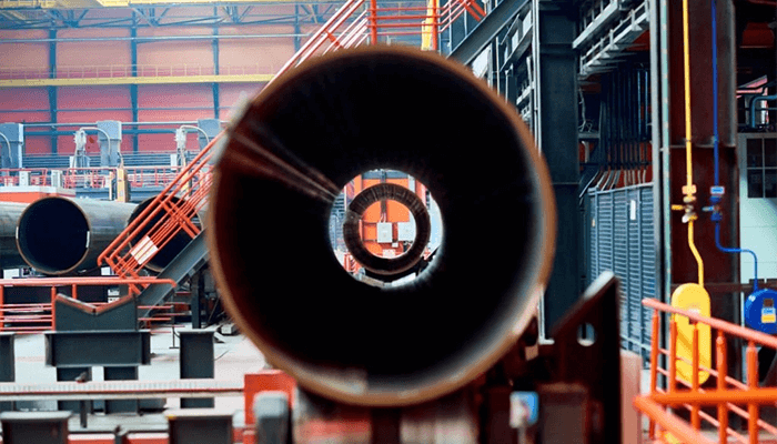 Стальные трубы на производстве